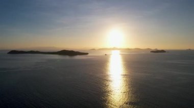 Filipinler 'in Linapacan şehrinde günbatımında geleneksel Filipinli tekne bangka. Turuncu gökyüzü günbatımı cennet kumsalı.