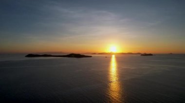 Filipinler 'in Linapacan şehrinde günbatımında geleneksel Filipinli tekne bangka. Turuncu gökyüzü günbatımı cennet kumsalı.