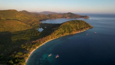 Filipinler 'in Linapacan şehrinde günbatımında geleneksel Filipinli tekne bangka. Turuncu gökyüzü günbatımı cennet kumsalı.