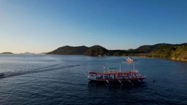 フィリピンのリナパカンで日没時に伝統的なフィリピンボートバンカ オレンジスカイサンセットパラダイスビーチ — ストック動画