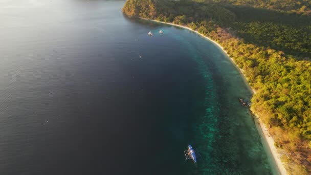 Perinteinen Filippiinien Veneen Bangka Auringonlaskun Aikaan Linapacanissa Filippiineillä Oranssi Taivas — kuvapankkivideo