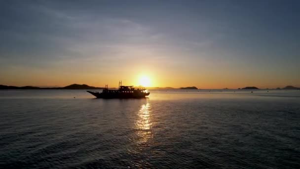Filipinler Linapacan Şehrinde Günbatımında Geleneksel Filipinli Tekne Bangka Turuncu Gökyüzü — Stok video
