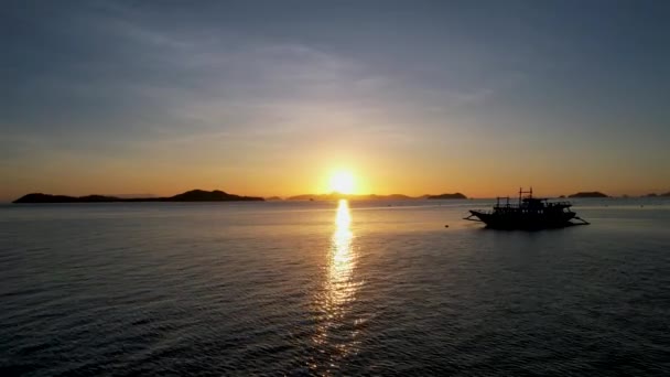 菲律宾林纳帕坎 传统的菲律宾船在日落时的班加号 橙色天空日落天堂海滩 — 图库视频影像