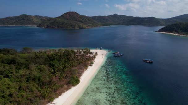 フィリピン パラワンで白い砂浜とクリスタルクリアウォーターを備えたクルダナオ島の空中ドローンビデオ — ストック動画