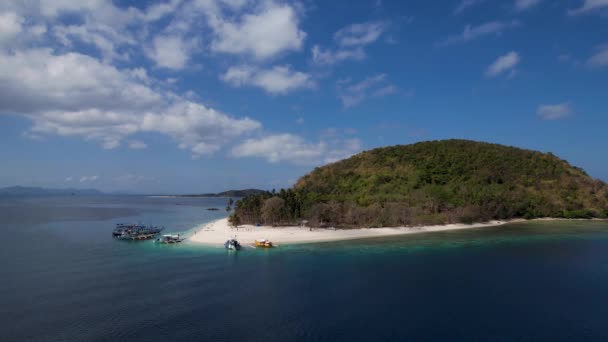 Videoclipul Aerial Drone Insulei Cčak Plajă Nisip Albă Apă Cristalină — Videoclip de stoc