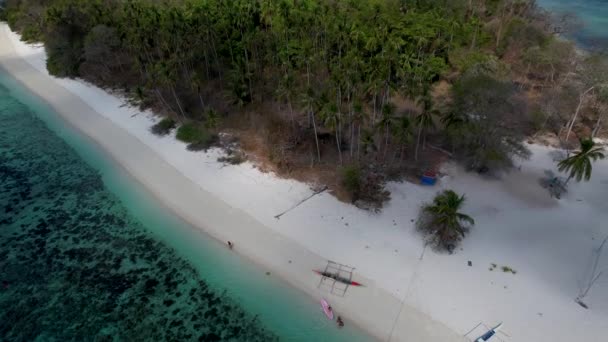 フィリピン パラワンで白い砂浜とクリスタルクリアウォーターを備えたクルダナオ島の空中ドローンビデオ — ストック動画