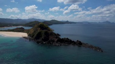 Linapacan, Palawan, Filipinler 'de güzel kum ve palmiye ağaçları olan ikiz kumsalı ve Nacpan plajının 4K Hava Aracı videosu