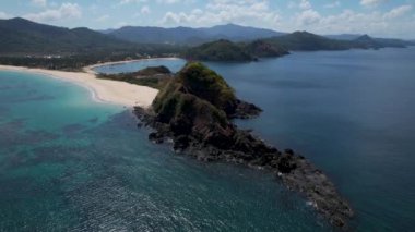 Linapacan, Palawan, Filipinler 'de güzel kum ve palmiye ağaçları olan ikiz kumsalı ve Nacpan plajının 4K Hava Aracı videosu