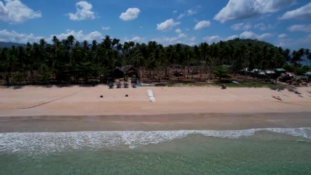4K菲律宾巴拉望林纳帕坎的双海滩和纳卡潘海滩上美丽的沙滩和棕榈树的空中无人机视频 — 图库视频影像