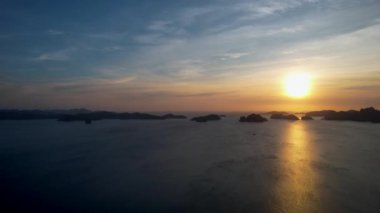 4K Hava Aracı, Vanilya sahilinde gün batımının videosu, El Nido, Filipinler, altın saat