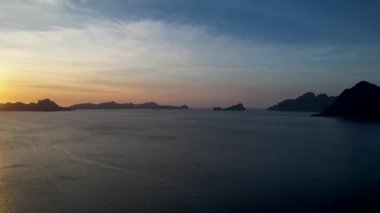 4K Hava Aracı, Vanilya sahilinde gün batımının videosu, El Nido, Filipinler, altın saat