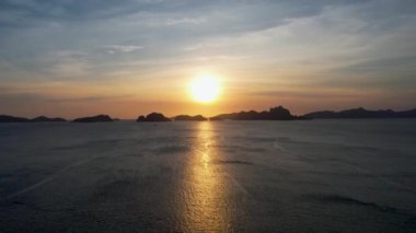 4K Hava Aracı, Vanilya sahilinde gün batımının videosu, El Nido, Filipinler, altın saat