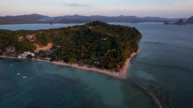 4K Hava Aracı, Vanilya sahilinde gün batımının videosu, El Nido, Filipinler, altın saat