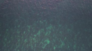 4K Hava Aracı, Vanilya sahilinde gün batımının videosu, El Nido, Filipinler, altın saat