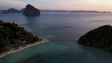 4K Hava Aracı, Vanilya sahilinde gün batımının videosu, El Nido, Filipinler, altın saat