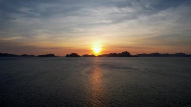 4K Hava Aracı, Vanilya sahilinde gün batımının videosu, El Nido, Filipinler, altın saat