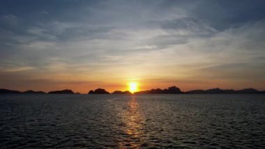 4K Hava Aracı, Vanilya sahilinde gün batımının videosu, El Nido, Filipinler, altın saat