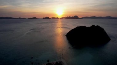 4K Hava Aracı, Vanilya sahilinde gün batımının videosu, El Nido, Filipinler, altın saat