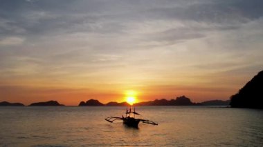 4K Hava Aracı, Vanilya sahilinde gün batımının videosu, El Nido, Filipinler, altın saat