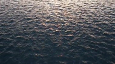 4K Hava Aracı, Vanilya sahilinde gün batımının videosu, El Nido, Filipinler, altın saat