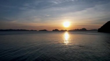 4K Hava Aracı, Vanilya sahilinde gün batımının videosu, El Nido, Filipinler, altın saat