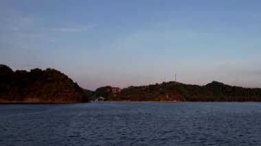 4K Hava Aracı, Vanilya sahilinde gün batımının videosu, El Nido, Filipinler, altın saat