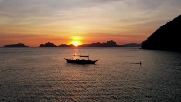 4Kエアリアルドローンビーチ エルニド フィリピン ゴールデンアワーでの夕日ビデオ — ストック動画