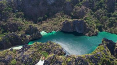 Filipinler, El Nido 'daki güzel Büyük Göl' ün 4K Hava Aracı görüntüsü