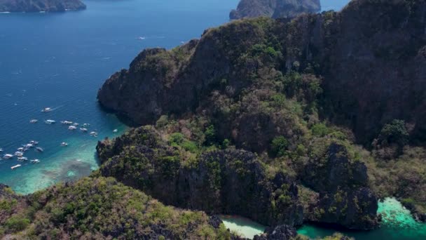 フィリピン エルニドの美しいビッグラグーンを見る空中ドローン — ストック動画