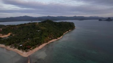 4K Hava Aracı Klibi Las Cabanas Plajı El Nido, Palawan, Filipinler