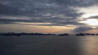 4K Hava Aracı Klibi Las Cabanas Plajı El Nido, Palawan, Filipinler