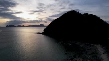 4K Hava Aracı Klibi Las Cabanas Plajı El Nido, Palawan, Filipinler