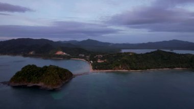 4K Hava Aracı Klibi Las Cabanas Plajı El Nido, Palawan, Filipinler