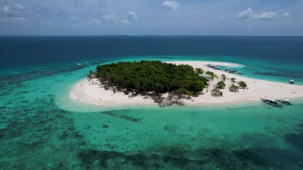 美しい白い砂とターコイズブルーウォーターとパタワン島の4K空中ドローンビデオ ボートは真ん中にヤシの木で浜に停泊した バラバック フィリピン — ストック動画
