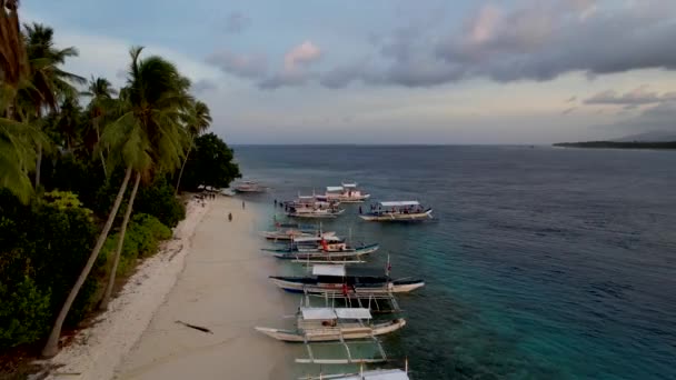 4K航空无人机视频 菲律宾落日的黄金时段 岛上生机勃勃的绿色红树林和清澈的海水 — 图库视频影像