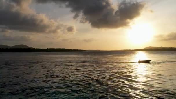 4Kエアリアルドローンビデオ 鮮やかな緑のマングローブとフィリピンの日没ゴールデンアワーで島の透明な水 — ストック動画