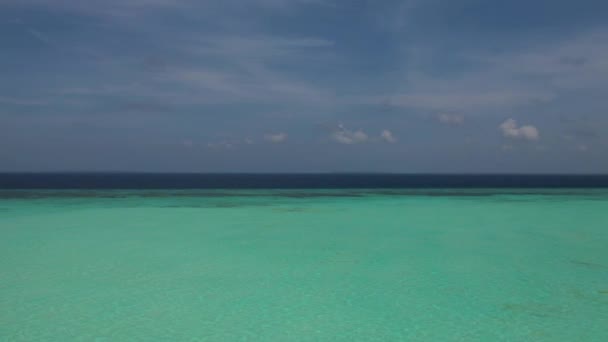4Kエアリアルドローンビデオ白い砂浜 ボート ターコイズブルーウォーター フィリピン — ストック動画