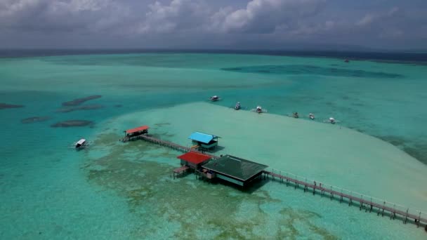 Drone Aéreo Vídeo Bela Ilha Tropical Onok Com Praias Areia — Vídeo de Stock
