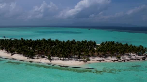 Aerial Drone Video Hermosa Isla Tropical Onok Con Playas Arena — Vídeo de stock