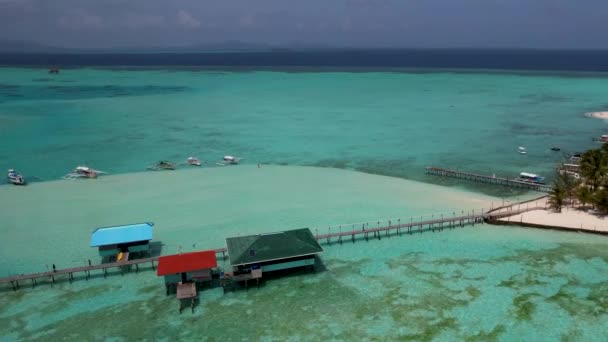 Aerial Drone Video Krásného Tropického Ostrova Onok Bílými Písečnými Plážemi — Stock video