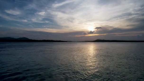 4Kエアリアルドローンビデオ 鮮やかな緑のマングローブとフィリピンの日没ゴールデンアワーで島の透明な水 — ストック動画