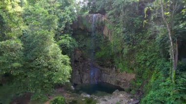 Filipinler 'deki Bohol Adası' nın derin yeşil ormanlarında gizli Kawasan Şelalesinin 4K Hava Aracı videosu.