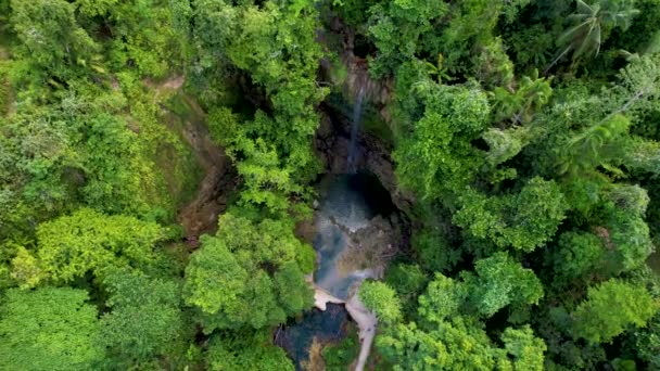 Aerial Drone Βίντεο Κρυμμένους Καταρράκτες Kawasan Βαθιά Στο Πυκνό Πράσινο — Αρχείο Βίντεο
