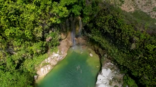 Drone Aéreo Vídeo Camugao Falls Isolado Com Água Verde Cristalina — Vídeo de Stock