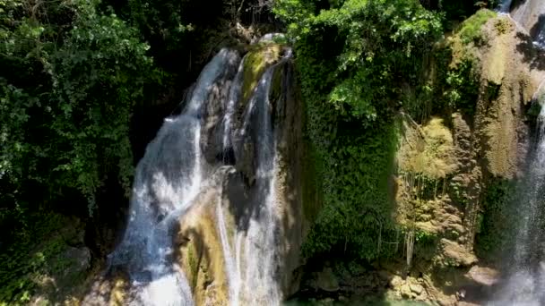 Aerial Drone Video Wonderful Cascading Twin Falls Emerald Water Lush — стоковое видео