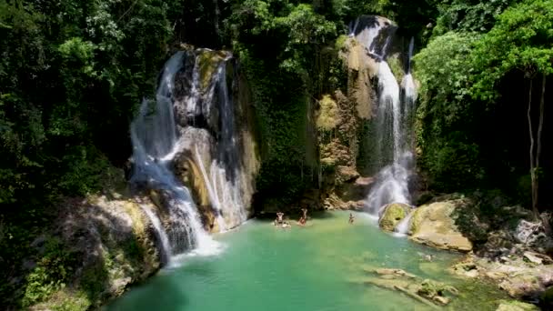 Aerial Drone Video Van Prachtige Watervallen Met Smaragdgroen Water Weelderige — Stockvideo