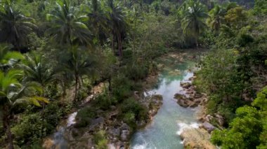 4K Hava Aracı sihirli Busai Rüya Şelaleleri 'nin Bohol, Filipinler' deki zümrüt yeşili su ve kayalarla çekilmiş videosu.