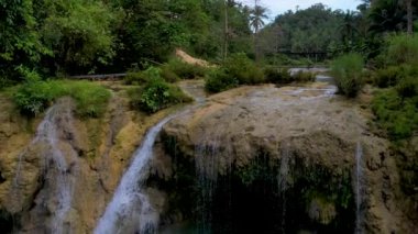 4K Hava Aracı sihirli Busai Rüya Şelaleleri 'nin Bohol, Filipinler' deki zümrüt yeşili su ve kayalarla çekilmiş videosu.