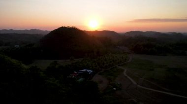 Bohol Adası, Filipinler 'de kahverengi renkli tepelerin eşsiz bir jeolojik oluşumu olan sihirli çikolata tepelerinin 4K Hava Aracı videosu