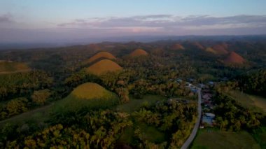 Bohol Adası, Filipinler 'de kahverengi renkli tepelerin eşsiz bir jeolojik oluşumu olan sihirli çikolata tepelerinin 4K Hava Aracı videosu